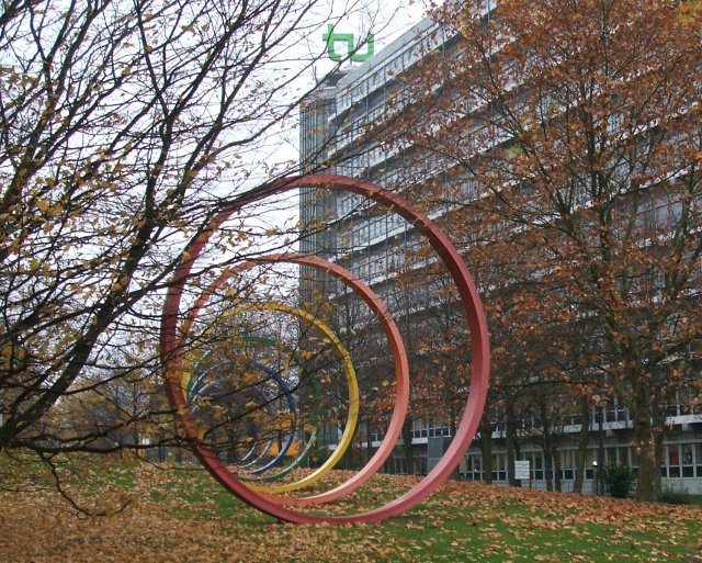 TU Dortmund: Spektralringe neben dem Mathematik-Gebäude